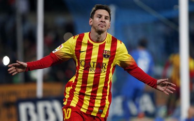 欧盈体育焦点-伯贝受伤坚持踢完铁血